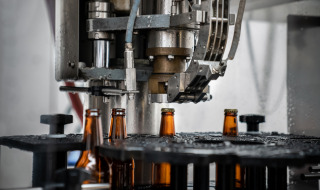 Maschine, die Bierflaschen in der Brauerei verschließt