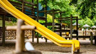 Tobogán en parque infantil - Camping La Clémentine - Villatent - Cendras, Occitania, Francia