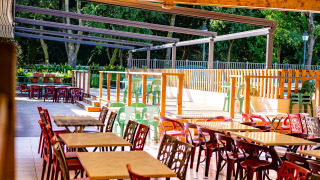Catering en terraza - Camping La Clémentine - Villatent - Cendras, Occitania, Francia