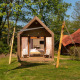Hyggelig boutique-suite tiny house ved Holiday Park Mölke, omgivet af natur og grønne træer i Holland.