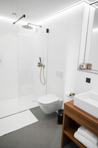 Baño moderno en Unbrick One | Sauna en Brinckerduyn, Países Bajos, con ducha de vidrio y inodoro suspendido.