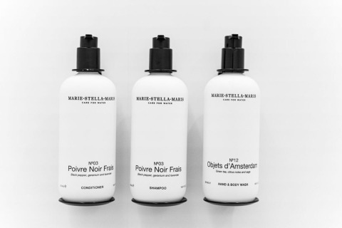 Botellas de productos Marie-Stella-Maris en Unbrick One | Sauna en Brinckerduyn, Países Bajos, en blanco y negro.