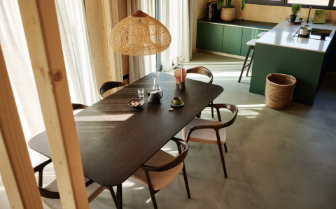 Comedor y cocina modernos en Unbrick One | Sauna and Pool en Brinckerduyn, Países Bajos, con luz natural.