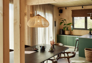 Espace salle à manger moderne en bois avec suspension à Unbrick One | Sauna et Piscine à Brinckerduyn, Pays-Bas.