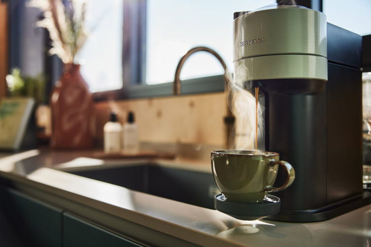 Una taza de café se prepara con una cafetera Nespresso en la cocina del albergue Unbrick One en los Países Bajos.