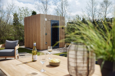 Moderne Holzsauna und Terrasse bei Brinckerduyn, Unbrick One, mit Wein und Stühlen, Niederlande.