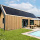 Moderne Unbrick One lodge in Brinckerduyn, Nederland, met houten gevel, zonnepanelen, terras en zwembad.