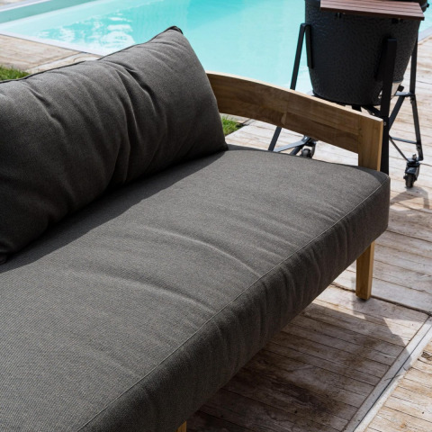 Outdoor-Lounge-Sofa neben einem Pool bei Unbrick One | Sauna und Pool im Brinckerduyn, Niederlande, auf Holzterrasse.