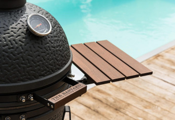 Griglia moderna in ceramica nera accanto a una piscina presso Unbrick One, Brinckerduyn, Paesi Bassi.