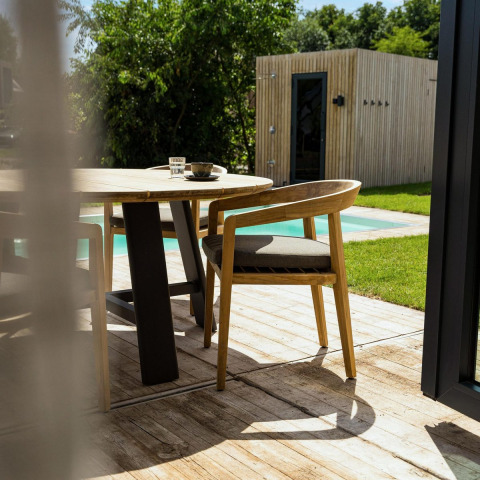 Buitenruimte aan Unbrick One | Sauna en Pool bij Brinckerduyn, Nederland, met tafel en zwembad.