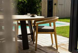 Udendørs område på Unbrick One | Sauna og Pool ved Brinckerduyn, Holland, med bord, stol og pool.