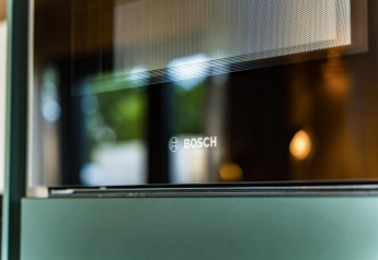 Primo piano della porta di un forno Bosch a Unbrick One con sauna e piscina a Brinckerduyn, Paesi Bassi.