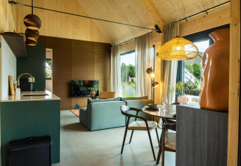 Interno moderno di lodge a Unbrick One | Sauna e piscina a Brinckerduyn, Paesi Bassi, con luce naturale.
