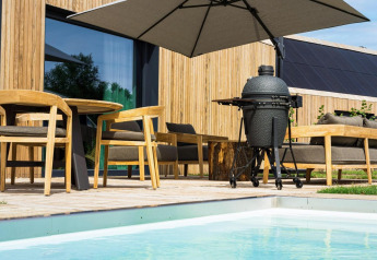 Patio esterno presso Unbrick One | Sauna e Piscina al Brinckerduyn, con piscina, sedie e barbecue.