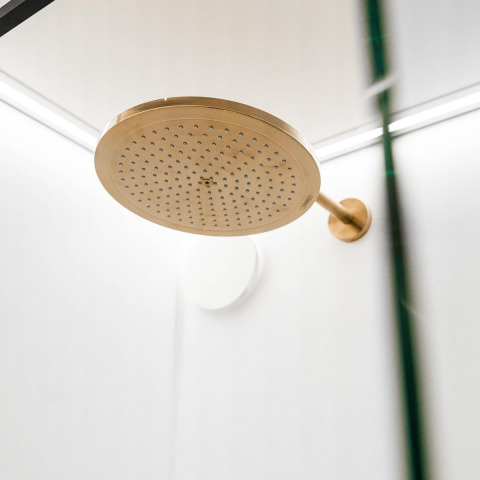 Cabezal de ducha tipo lluvia en baño moderno de Unbrick One | Sauna y Piscina en Brinckerduyn, Países Bajos.