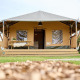 Safari-telt Cottage ved Camping Vossenberg i Holland med veranda og træbænk, taget fra forsiden.