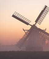 Windmühle im nebligen Sonnenaufgang, Drenthe, Niederlande