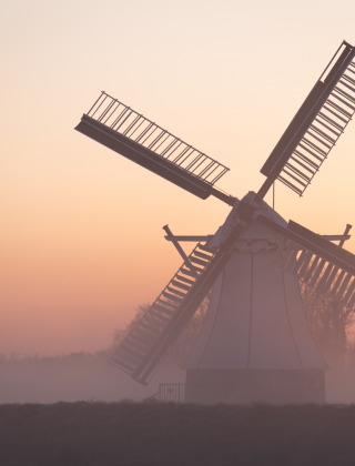 Windmolen in mistige zondsopkomt, Drenthe, Nederland