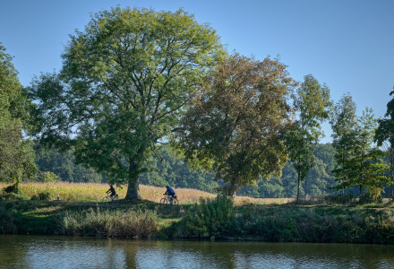 Twee fietsers langs de Elbe rivier, Duitsland