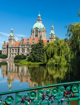 Maschpark con vistas al ayuntamiento, Hannover, Alemania