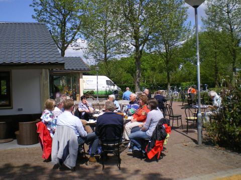 Persone sulla terrazza del ristorante - Vodatent - Camping de Zwammenberg - De Moer - Noord-Brabant - Paesi Bassi