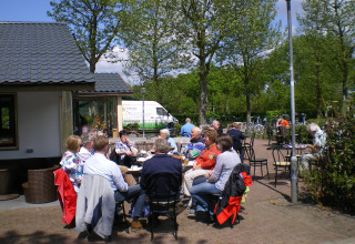 Mensen op het terras bij restaurant - Vodatent - Camping de Zwammenberg  - De Moer - Noord-Brabant - Nederland
