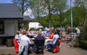 Folk på terrassen ved restauranten - Vodatent - Camping de Zwammenberg - De Moer - Noord-Brabant - Holland