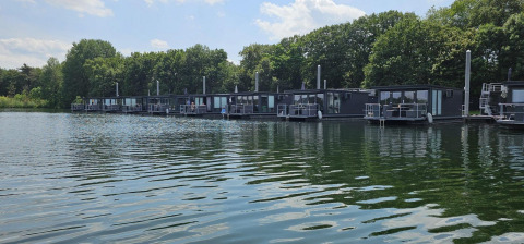 Casas flotantes vecinas - Marina Mookerplas - Alquiler de casas flotantes - Middelaar, Limburgo, Países Bajos