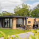 Moderne Oak Lodge med spabad på Vakantiepark Hölte i Holland, omgivet af grønt og natur.