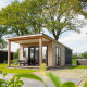 Moderne Panorama Lodge med wellness og jacuzzi hos Vakantiepark Hölte i Holland, omgivet af natur.