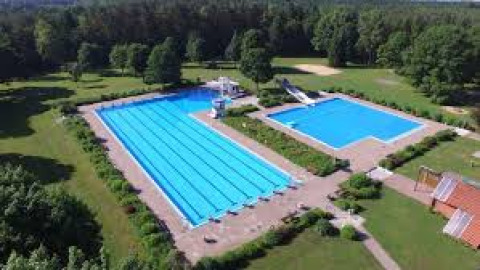 Piscina comunale del campeggio Sonnenberg, MüdenÖrtze, Bassa Sassonia, Germania