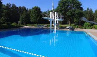 Piscine municipale du camping de Sonnenberg, Muden, Basse-Saxe, Allemagne.