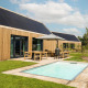 Moderne lodge med træbeklædning, pool, solpaneler og udendørs spiseområde på De Weelderik i Holland.