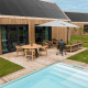 Moderne lodge Unbrick One med træfacade, terrasse, pool og udendørs møbler i De Weelderik, Holland.