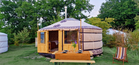 Traditionele Mongoolse yurt in het groen bij Zomerlicht vakantiepark in Overijssel, Nederland.