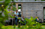 Jouer de la guitare pour se loger - Zomerlicht - Balkbrug, Overijssel, Pays-Bas