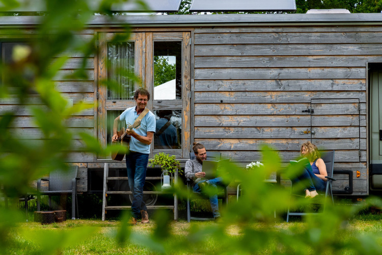 Playing guitar for accommodation - Summer Light - Balkbrug, Overijssel, Netherlands