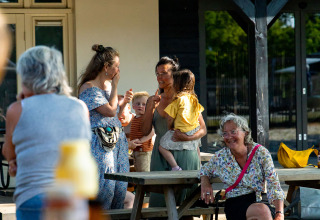 Familias en la terraza - Luz de verano - Balkbrug, Overijssel, Países Bajos