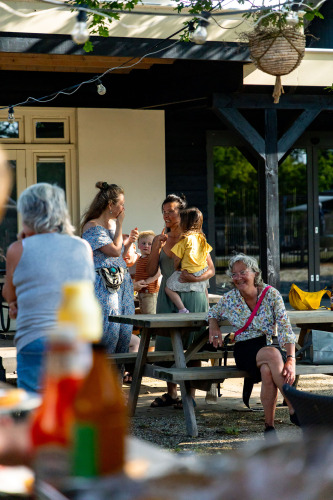 Familias en la terraza - Luz de verano - Balkbrug, Overijssel, Países Bajos