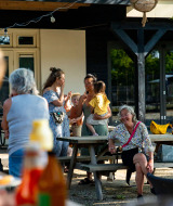 Familien auf der Terrasse - Sommerlicht - Balkbrug, Overijssel, Niederlande