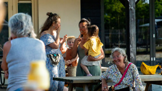 Familien auf der Terrasse - Sommerlicht - Balkbrug, Overijssel, Niederlande