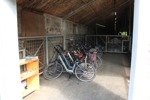 Cobertizo para bicicletas - Vodatent - Granja de búfalos de agua - Oldemarkt - Overijssel - Países Bajos.jpg
