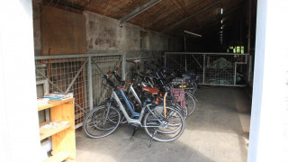 Cobertizo para bicicletas - Vodatent - Granja de búfalos de agua - Oldemarkt - Overijssel - Países Bajos.jpg