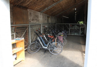 Capannone per biciclette - Vodatent - Fattoria di bufali d'acqua - Oldemarkt - Overijssel - Paesi Bassi.jpg