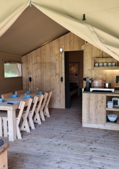 Binnenkant safaritent - Vodatent - Christelijke Camping de Beukenhof - Tiendeveen - Drenthe - Nederland