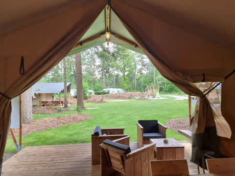 Uitzicht vanuit safaritent - Vodatent - Christelijke Camping de Beukenhof - Tiendeveen - Drenthe - Nederland(1)