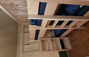 Interieur van een safaritent met houten stapelbed bij Camping Bockenauer Schweiz in Duitsland.