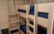 Intérieur d'une tente Safari avec lits superposés en bois au Camping Bockenauer Schweiz en Allemagne.