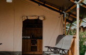 Tienda safari con porche y sillas en Camping de Haer, Países Bajos. Entrada cubierta a la tienda.