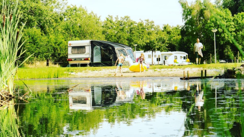 Vacaciones familiares junto a una laguna con caravanas en Vakantiepark de Toffe Peer, Drenthe, Países Bajos.